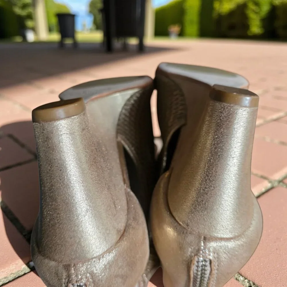 Donald J. Pliner these wedges